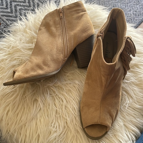 Camel colored fringe booties - Picture 3 of 9